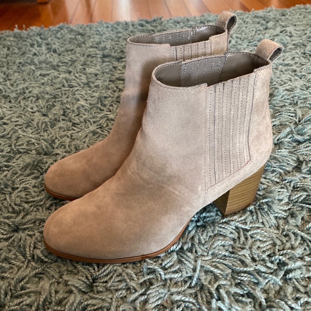Size 7.5 booties - Picture 4 of 4